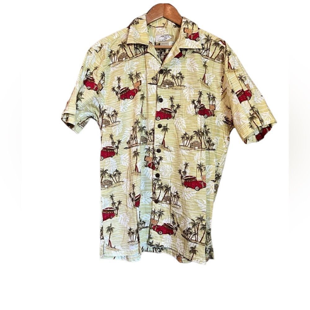 High surf short‎ sleeve button up top. Size large